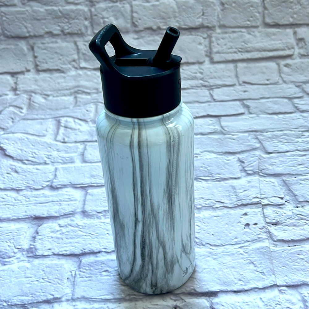 Simple modern 32oz summit water bottle holds cold water vacuum seal straw